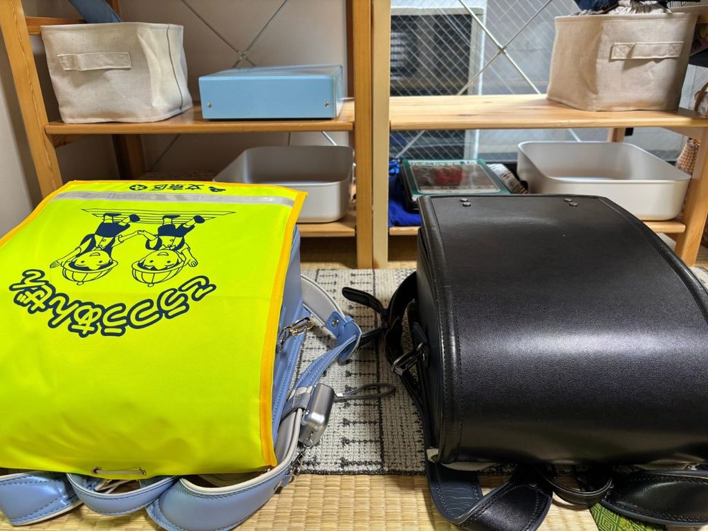 子どもが自分で戻しやすい床に置かれたランドセル収納